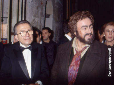 Andreotti con Luciano Pavarotti.