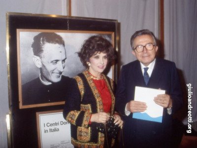 Andreotti con Gina Lollobrigida ad una manifestazione in onore di Don Gnocchi.