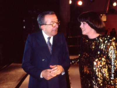 Andreotti con Mireille Mathieu in occasione di uno spettacolo della cantante francese per il Premio Fiuggi.