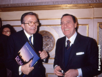 Andreotti con Alberto Sordi alla presentazione del libro “Roma Incanto di uomini e di dei” di cui egli era autore insieme con Sandra Facchini.