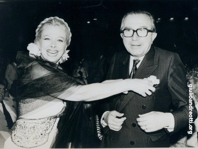 Andreotti con Sandra Milo.