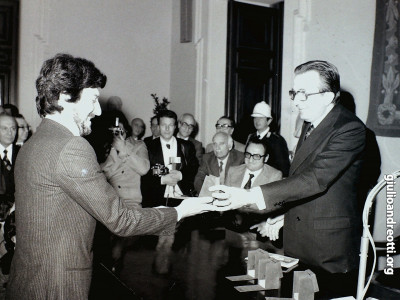 Andreotti premia in Campidoglio Gigi Proietti.