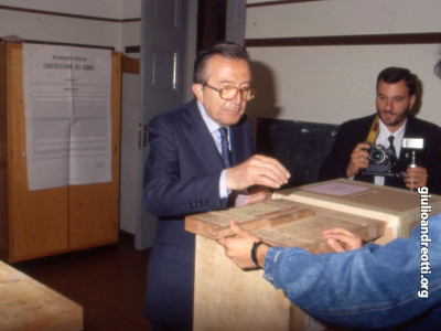 4 aprile 1992. Andreotti al voto nelle elezioni politiche.
