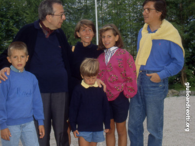 Estate del 1991. Andreotti con la figlia Serena, il genero Marco Ravaglioli e i nipotini durante le vacanze a Cortina.