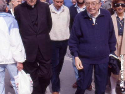 Estate del 1991. Andreotti a passeggio per il corso di Cortina insieme con il card. Angelo Felici.