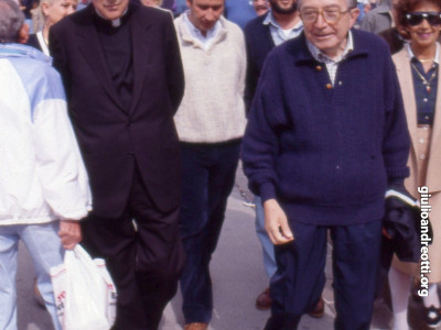 Estate del 1991. Andreotti a passeggio per il corso di Cortina insieme con il card. Angelo Felici.