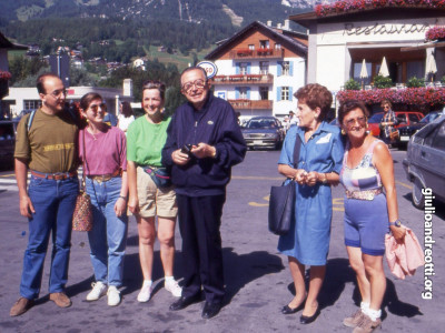 Estate del 1991. Foto ricordo per una famiglia di villeggianti a Cortina con Giulio e Livia Andreotti.