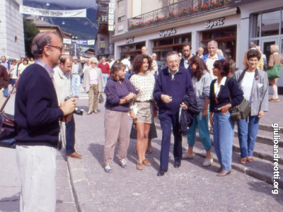 Estate del 1991. In vacanza a Cortina, Andreotti festeggiato da villeggianti.