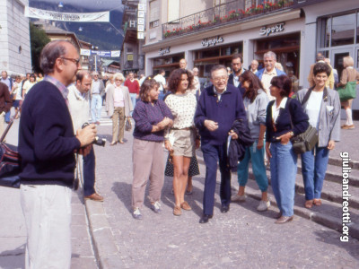 Estate del 1991. In vacanza a Cortina, Andreotti festeggiato da villeggianti.