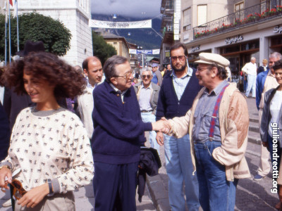 Estate del 1991. In vacanza a Cortina, Andreotti festeggiato da villeggianti.