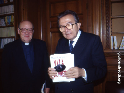 Andreotti con il parroco di San Giovanni dei Fiorentini di Roma, don Mario Canciani, per la presentazione del libro “Una vita da prete”.