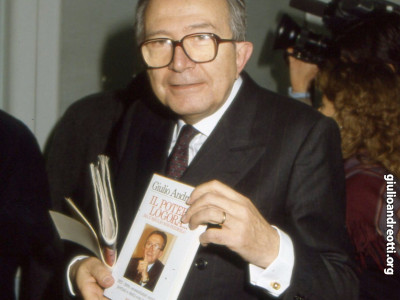 1990. Presentazione del libro di Giulio Andreotti “Il potere logora”.