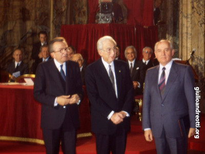 Novembre 1990. Andreotti con Francesco Cossiga e Michail Gorbaciov in Quirinale per la consegna del Premio Fiuggi al leader sovietico.