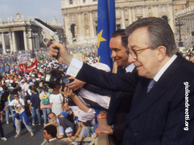 1990. La partenza della Maratona della Scuola Cattolica in piazza San Pietro. Accanto ad Andreotti, il sindaco di Roma, Franco Carraro.