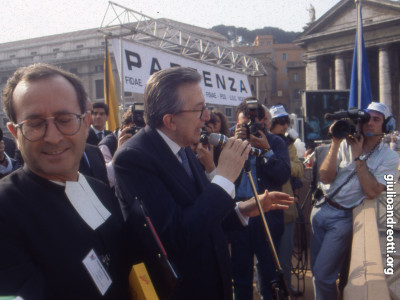 1990. La Maratona di Primavera della Scuola cattolica. In primo piano, l’organizzatore fratel Giuseppe Lazzaro.