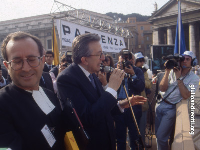1990. La Maratona di Primavera della Scuola cattolica. In primo piano, l’organizzatore fratel Giuseppe Lazzaro.