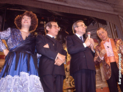 1988. Durante lo spettacolo televisivo Biberon, al teatro Bagaglino, Andreotti con gli attori Leo Gullotta, Oreste Lionello e Pippo Franco.