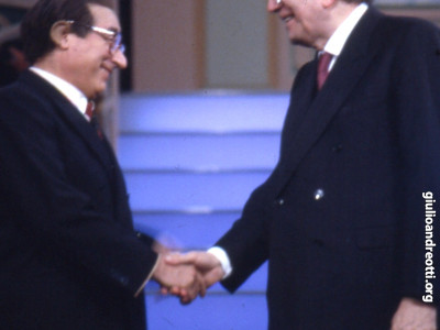 1988. Ospite dello spettacolo televisivo Biberon, nel teatro Bagaglino, Andreotti incontra il suo imitatore Oreste Lionello.