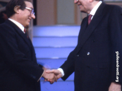 1988. Ospite dello spettacolo televisivo Biberon, nel teatro Bagaglino, Andreotti incontra il suo imitatore Oreste Lionello.