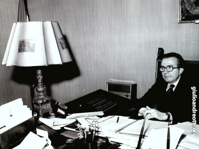 Andreotti al tavolo di Presidente del Consiglio nel luglio 1989.