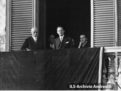 12 maggio 1948. Il saluto del neo-presidente Luigi Einaudi dal balcone del Quirinale. Accanto a lui Alcide De Gasperi, dietro il quale si scorge Giulio Andreotti.