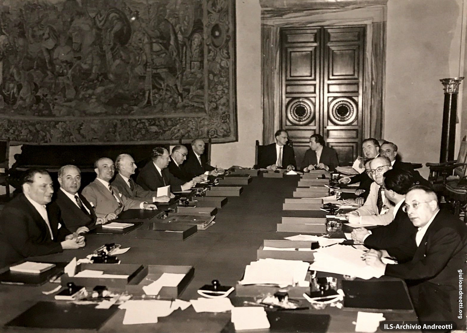 Luglio 1952. Riunione del governo De Gasperi VII a Villa Madama. Andreotti siede al suo posto di segretario del Consiglio dei Ministri accanto al Presidente.