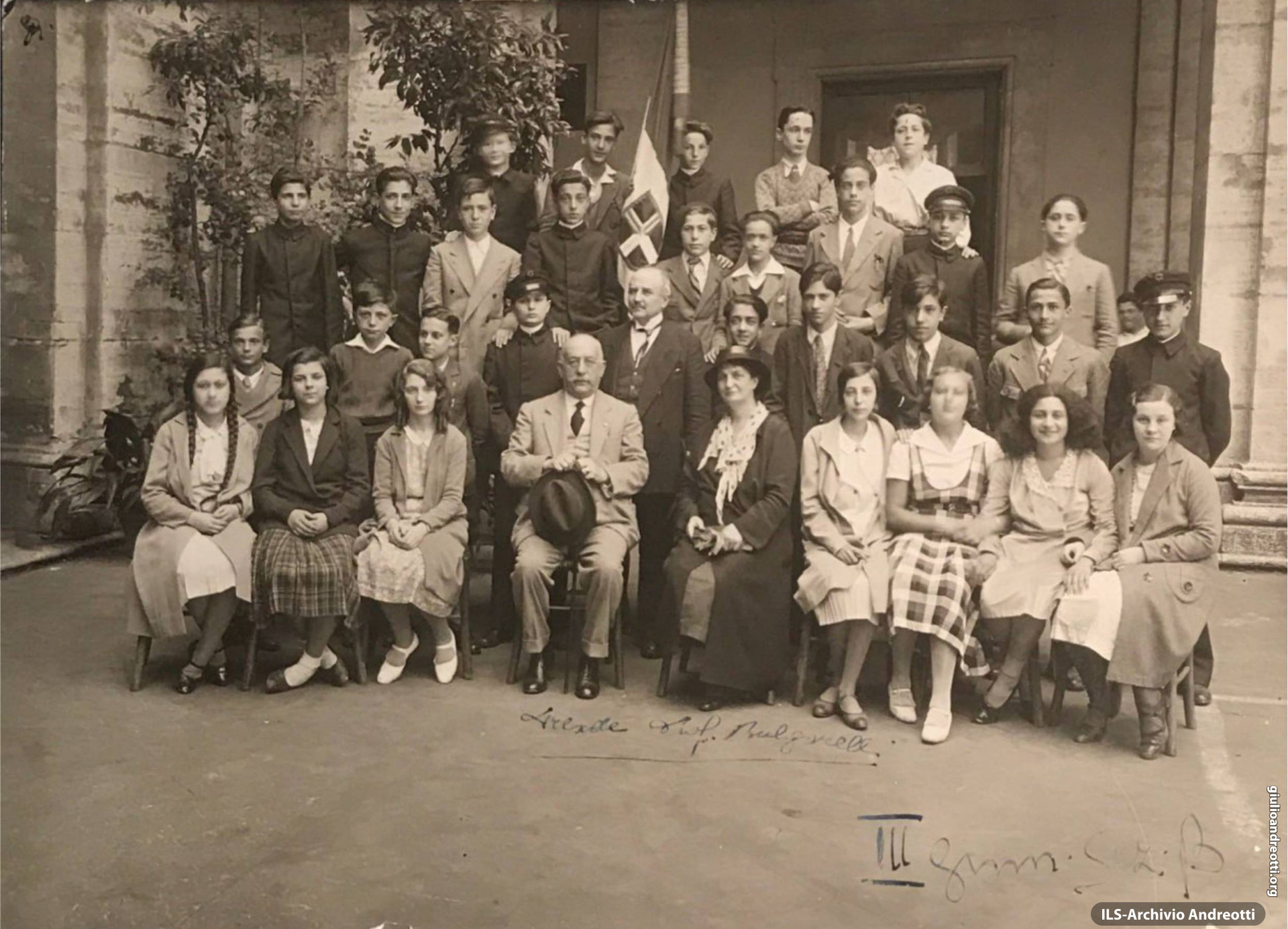 Giulio Andreotti nella foto di classe della III ginnasio. È in seconda fila, il secondo da sinistra