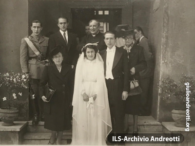 16 aprile 1945. Giulio e Livia sposi nella chiesa delle catacombe di Priscilla sulla via Salaria a Roma.