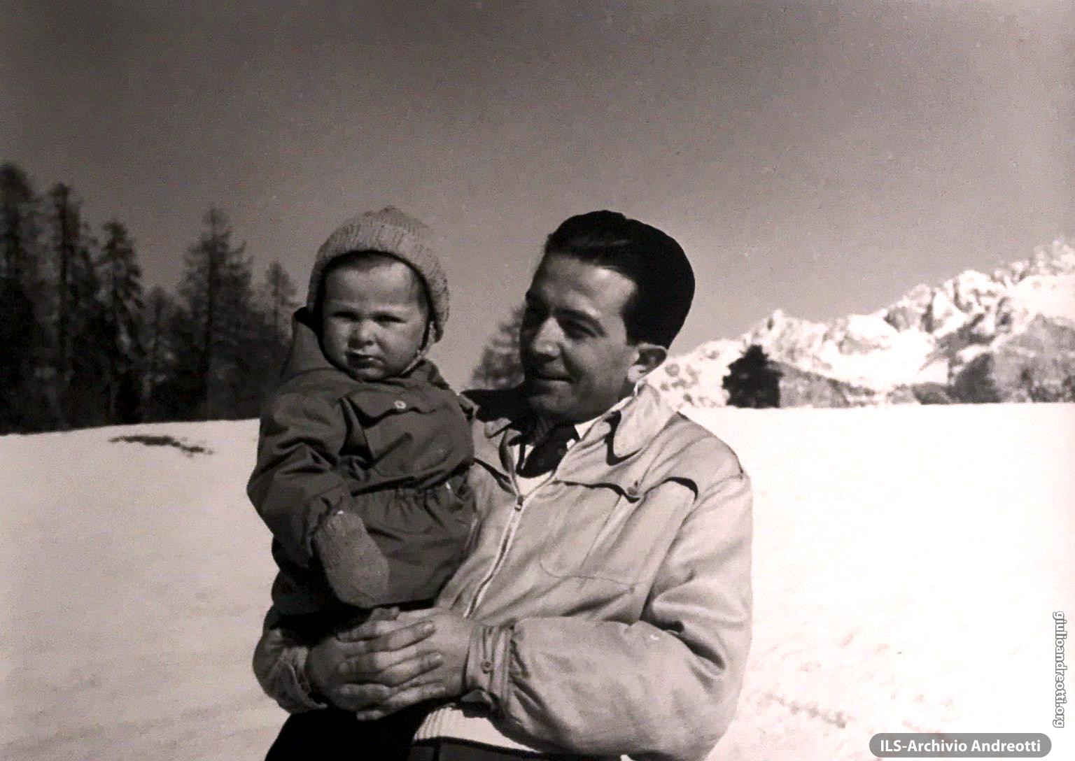 Andreotti con il figlio Lamberto sulla neve a Cortina nel 1951