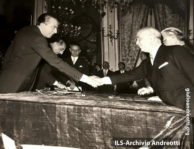 1 luglio 1958. Giuramento di Andreotti come ministro del Tesoro nel II governo Fanfani. La stretta di mano con il Presidente Fanfani