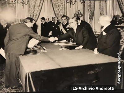 19 febbraio 1959. Andreotti diventa Ministro della Difesa nel II governo Segni. Il giuramento davanti al Presidente della Repubblica, Giovanni Gronchi.