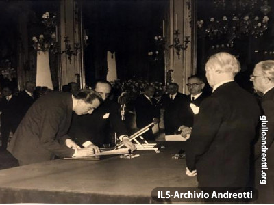 19 febbraio 1959. Andreotti diventa Ministro della Difesa nel II governo Segni. Il giuramento davanti al Presidente della Repubblica, Giovanni Gronchi.