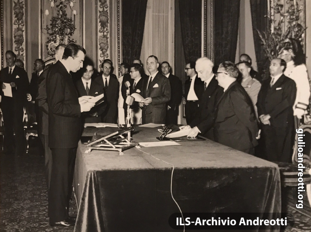 21 giugno 1963. Andreotti è ministro della Difesa nel governo di Giovanni Leone. Il giuramento davanti al Presidente della Repubblica Antonio Segni.