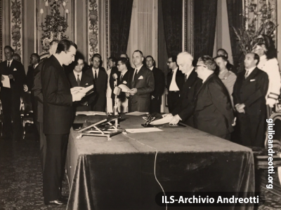 21 giugno 1963. Andreotti è ministro della Difesa nel governo di Giovanni Leone. Il giuramento davanti al Presidente della Repubblica Antonio Segni.