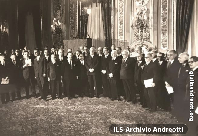 4 dicembre 1963. Il giuramento in Quirinale del governo di Aldo Moro. Andreotti è Ministro della Difesa.