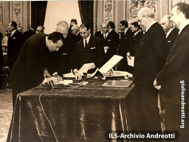23 febbraio 1966. Andreotti giura davanti al Presidente della Repubblica Giuseppe Saragat come ministro dell’Industria, Commercio e Artigianato nel II governo Moro.