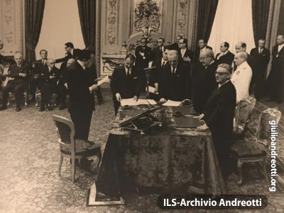 24 giugno 1968. Andreotti in Quirinale giura come ministro Dell’Industria, Commercio e Artigianato del II governo Leone, davanti al Presidente della Repubblica Saragat e al Presidente del Consiglio.