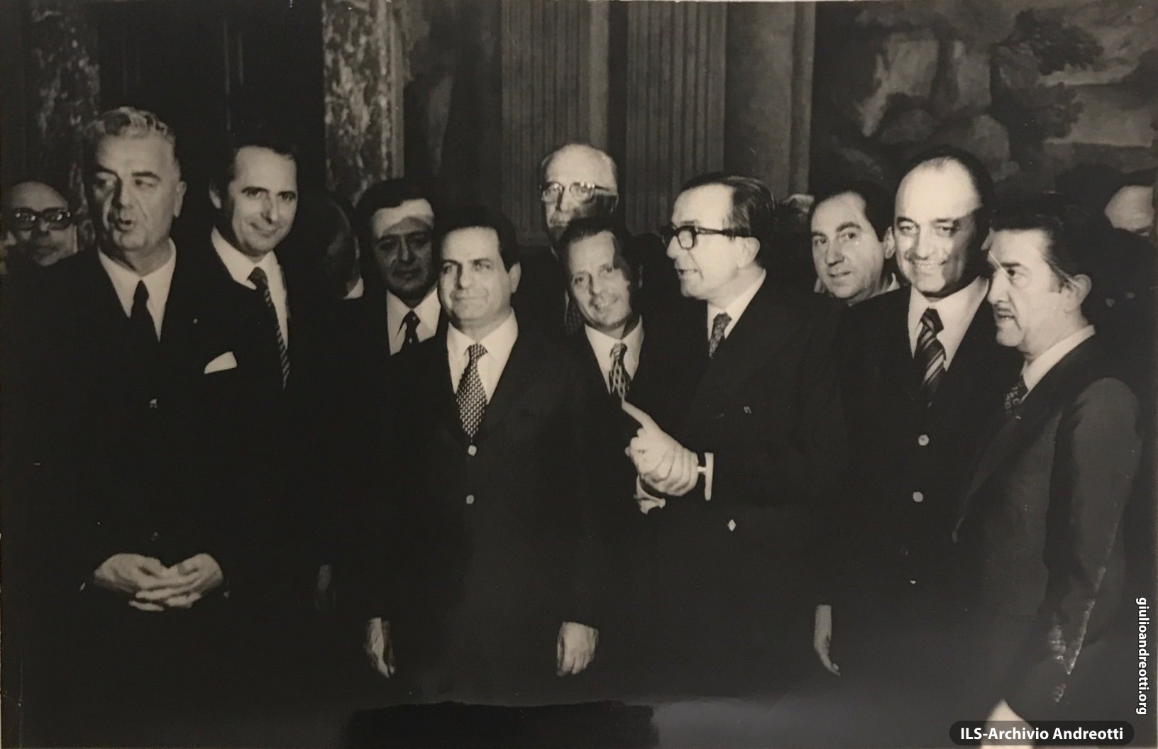 Giugno 1972. Andreotti con alcuni sottosegretari del suo secondo governo che hanno appena giurato nelle sue mani a Palazzo Chigi. 