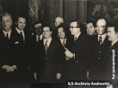 Giugno 1972. Andreotti con alcuni sottosegretari del suo secondo governo che hanno appena giurato nelle sue mani a Palazzo Chigi.