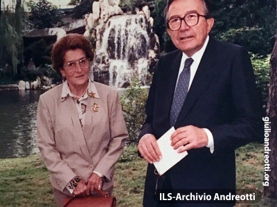 Aprile 1989. Viaggio in Giappone del ministro degli Esteri Andreotti al fianco del Presidente del Consiglio De Mita. Qui è con la moglie Livia.
