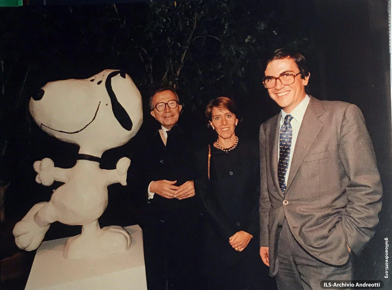 Ottobre 1992. Inaugurazione, a Roma, della mostra su Snoopy. Andreotti partecipa accompagnato dalla figlia Serena e dal genero Marco Ravaglioli
