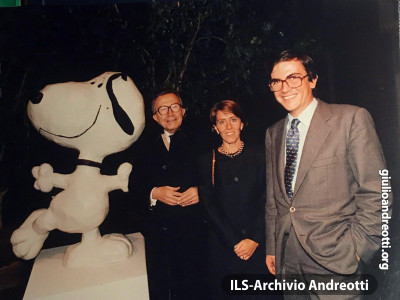 Ottobre 1992. Inaugurazione, a Roma, della mostra su Snoopy. Andreotti partecipa accompagnato dalla moglie Serena e dal genero Marco Ravaglioli
