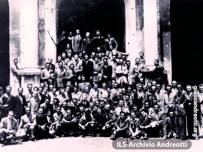 12-16 giugno 1945. Primo Convegno nazionale dei Gruppi giovanili della DC dopo la Liberazione. Andreotti è al centro, vestito di scuro