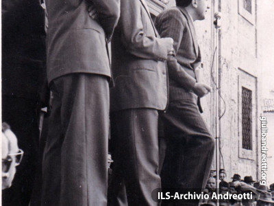 Alatri 4 maggio 1952. Comizio in piazza di Andreotti.