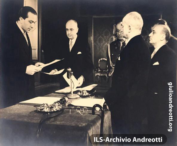 19 gennaio 1954. Andreotti giura come ministro dell'Interno davanti al Presidente della Repubblica Einaudi e al Presidente del Consiglio Fanfani.