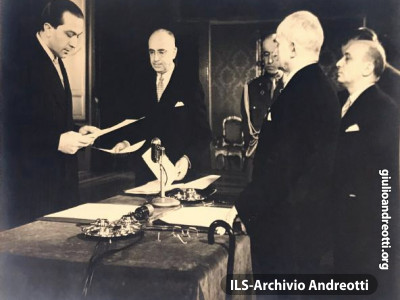19 gennaio 1954. Andreotti giura come ministro dell'Interno davanti al Presidente della Repubblica Einaudi e al Presidente del Consiglio Fanfani.