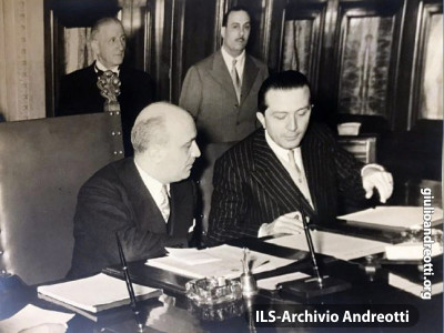 Gennaio 1954. Riunione di governo: Andreotti accanto al Presidente Fanfani.