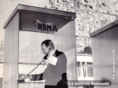 Ottobre 1959. Alla Mostra del Francobollo di Palermo, Andreotti esperimenta un nuovo modello di cabina telefonica