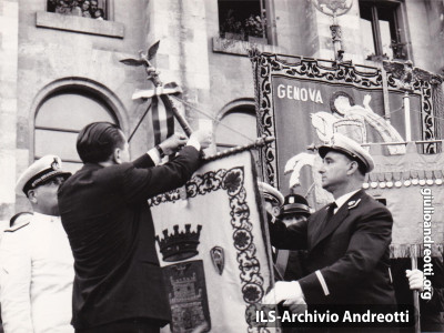 3 agosto 1960. La Spezia, Andreotti, Ministro della Difesa, appunta la medaglia d’argento al valor militare al gonfalone della città