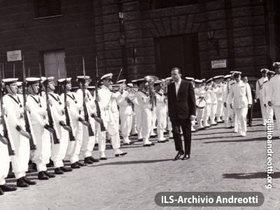3 agosto 1960. La cerimonia a La Spezia con il Minisitro della Difesa Andreotti, per il conferimento della medaglia d’argento al valor militare.